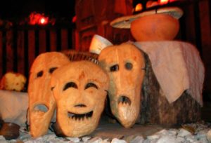 Read more about the article “Karaboszki’ (“kraboszki”) czyli drewniane maski związane ze słowiańskim obrzędem DZIADY